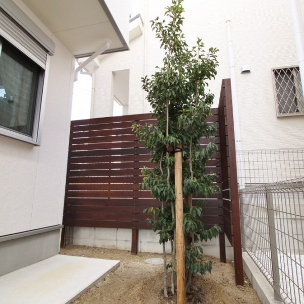 植栽と相性の良いナチュラルなフェンス!