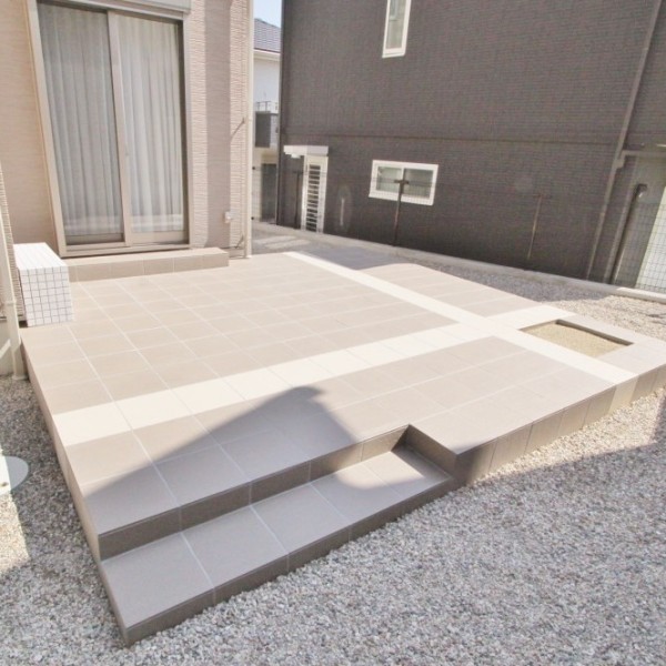 掃除が楽なタイルテラス