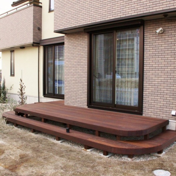 二つの部屋をつなぐウッドデッキ
