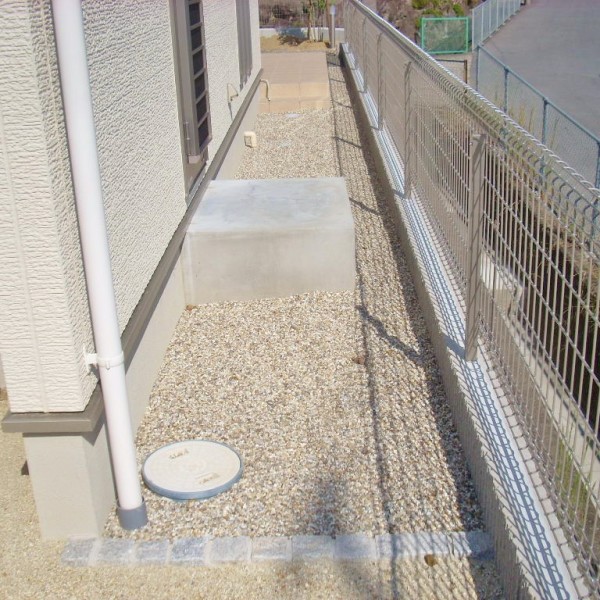 防草と防犯の砂利敷き