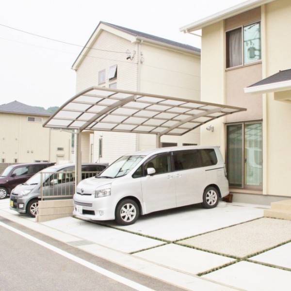 ゆるやかなアール屋根が優しいカーポート