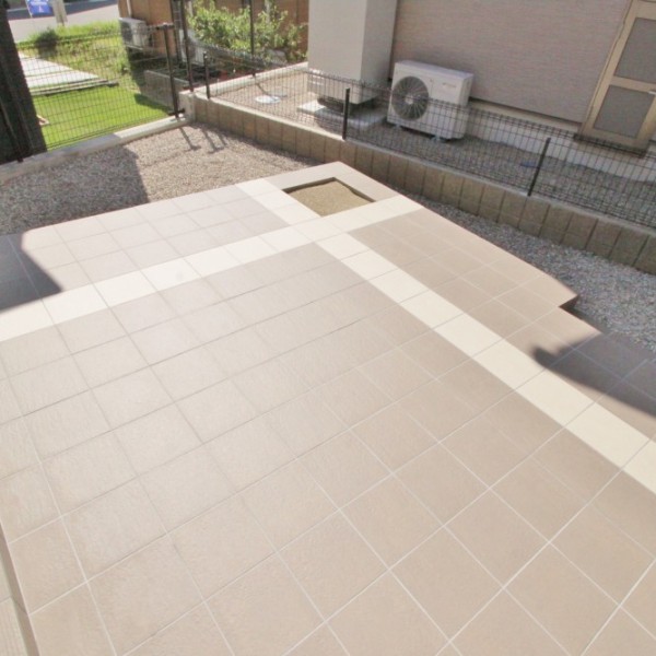 2色のタイルを組み合わせたタイルテラス