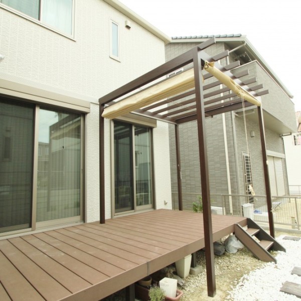 パーゴラで快適なデッキ空間を作ります