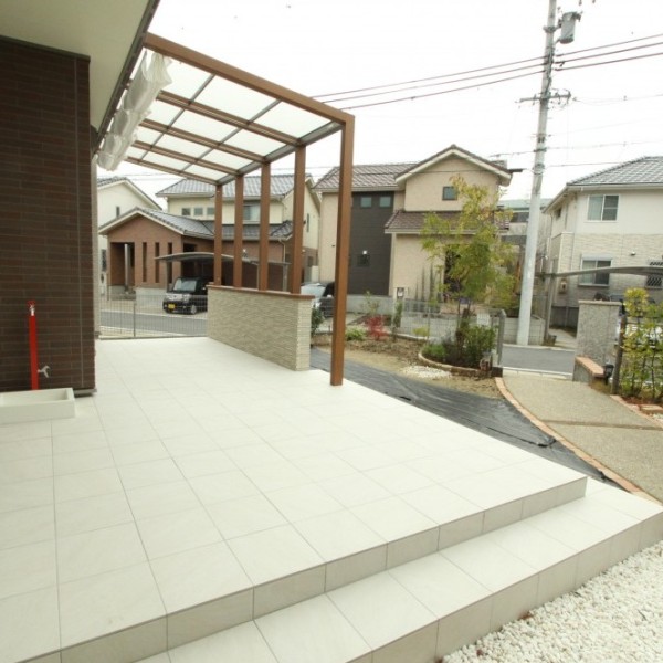 お手入れ簡単タイルテラス