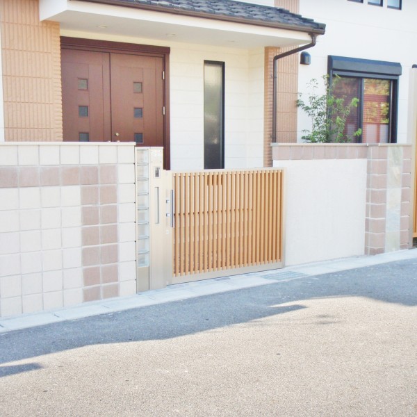 スライド式木調門扉