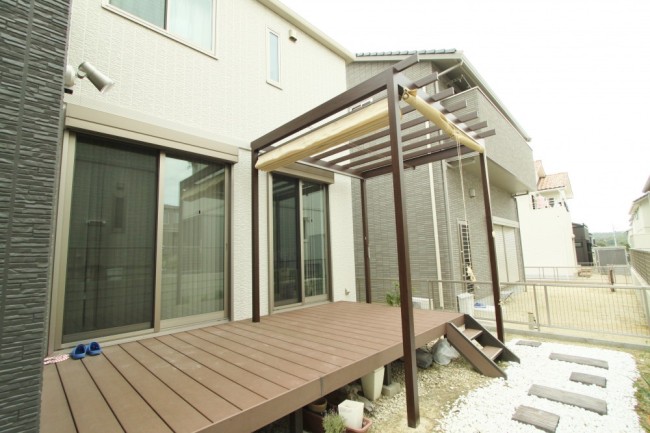 パーゴラで快適なデッキ空間を作ります