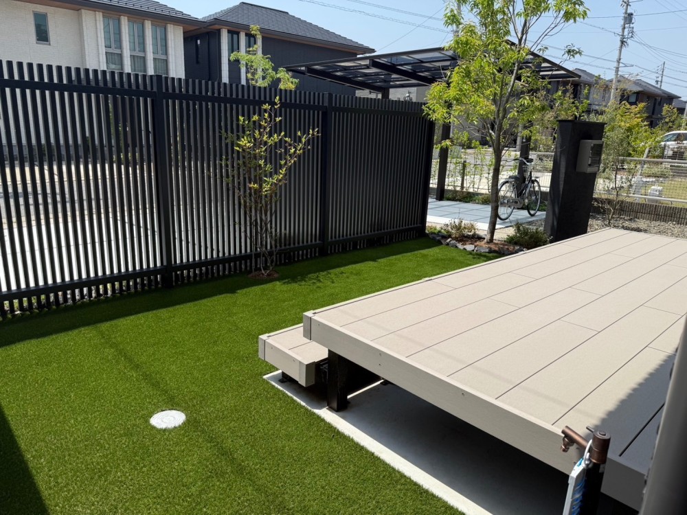 メンテナンスフリーの人工芝のお庭