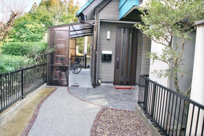 シックな玄関廻り