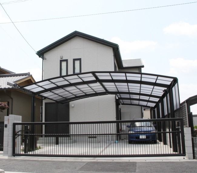 便利な電動跳ね上げ式ゲート