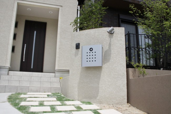 シンプルモダンな表札&ポスト