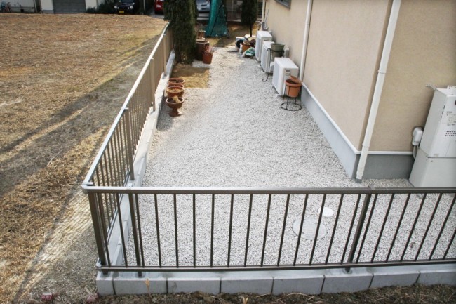 防草シートと砂利で雑草をシャットアウト