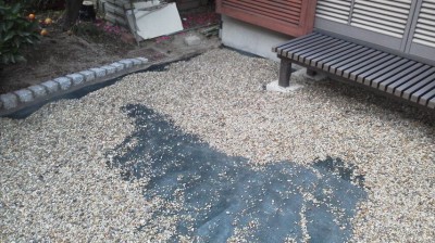 防草シート、砂利敷き